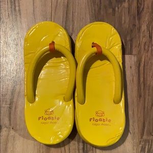 90’ floatie sandals